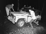 Gordn_gives_hoblitt_a_hand